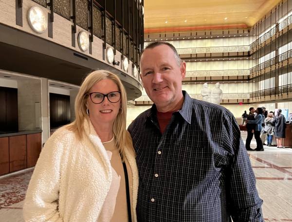 Joanne Hanglow（左）和Brian Golden（右） 4月7日晚间观看了神韵艺术团在林肯中心的演出。（摄影：柳笛/看中国）