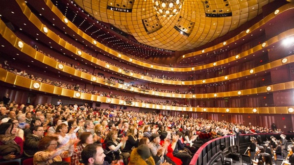 神韻環球藝術團正在紐約林肯中心大衛寇克劇院進行為期11天（4月6日至16日）的演出。（圖片來源：shenyun.com）