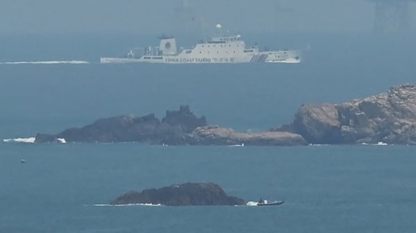 2023 年 4 月 10 日，一艘中國海警船駛向中國稱將在中國東南部福建省平潭島東北部進行實彈演習的區域。