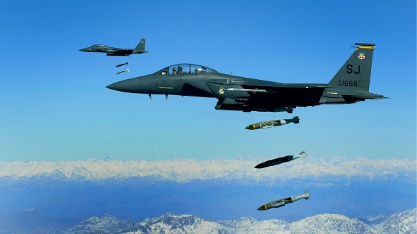 F-15E战机投掷联合直接攻击弹药