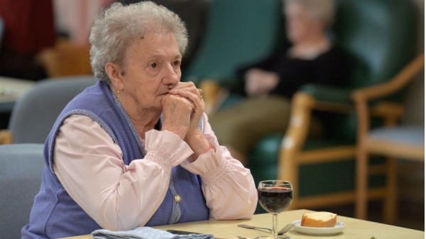 2016年10月18日，法國東部聖奎林，一名患有阿爾茨海默病的婦女在一家養老院的食堂吃午飯。