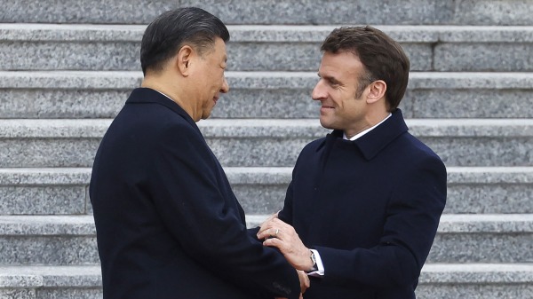 4月6日，习近平在北京举行官方欢迎仪式上与马克龙握手。