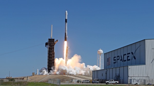 2022 年 4 月 8 日，一枚 SpaceX 獵鷹 9 號火箭從 39A 號發射場升空，搭載 Crew Dragon 航天器執行由 Axion Space 在肯尼迪航天中心管理的商業任務，在佛羅里達州卡納維拉爾角。第一批前往國際空間站執行為期 10 天任務的完全私人宇航員由前美國宇航局宇航員邁克爾洛佩茲阿萊格里亞指揮，他為 Axiom 工作，支付乘客拉里康納，飛行員，馬克帕西和埃坦西貝。（Red Huber/Getty Images）