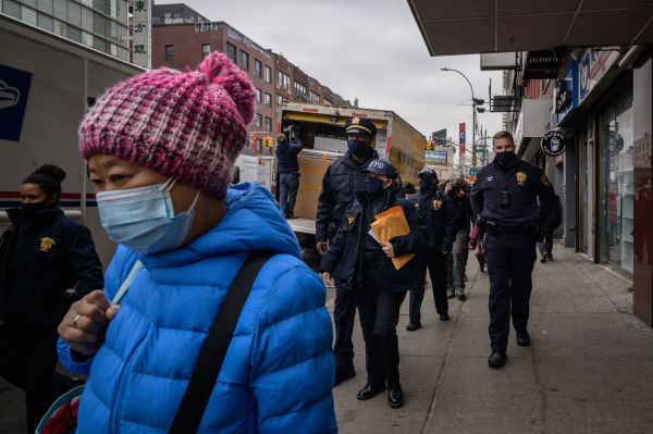 2021年3月17日，警察在纽约市唐人街执行公务。