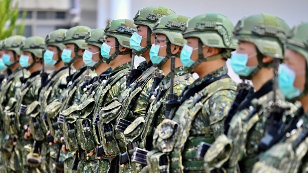 2020年4月9日，戴著口罩的國軍士兵聽取臺灣總統蔡英文在訪問臺灣南部臺南軍事基地時的講話。