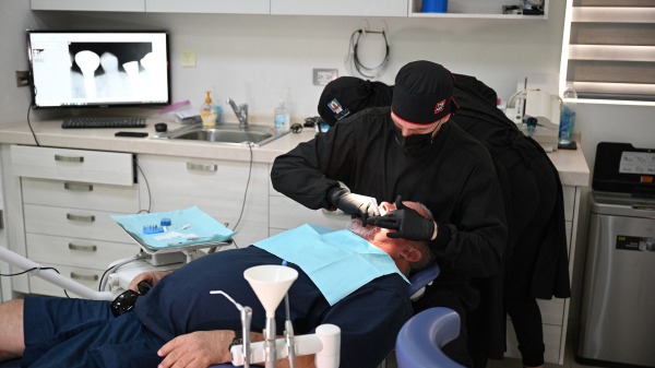 一名美國患者在墨西哥小鎮洛斯阿爾戈多內斯（Los Algodones）植牙。每年都有數十萬美國人到該鎮接受牙醫服務。
