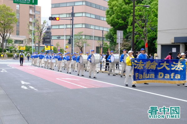 日本法輪功學員在東京都的繁華區池袋舉行大遊行