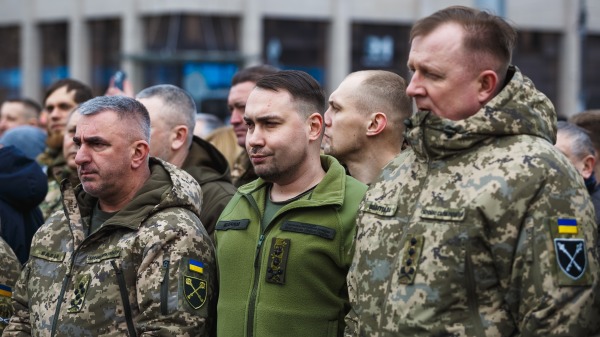 3月10日，乌克兰国防部情报总局局长基里洛・布达诺夫（中）在基辅独立广场参加军官Dmytro Kotsiubailo告别仪式。