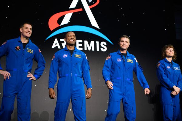 阿爾忒彌斯2號探月飛行的四名宇航員在德克薩斯州休斯敦的儀式上與觀眾見面。