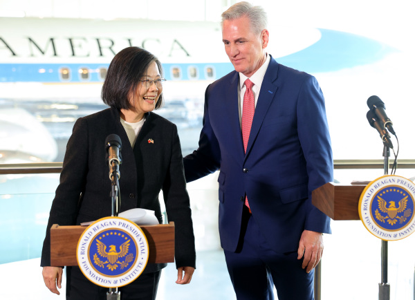 2023年4月5日，台湾总统蔡英文和众议院议长麦卡锡在里根总统图书馆的空军一号馆发表了声明后站在一起。