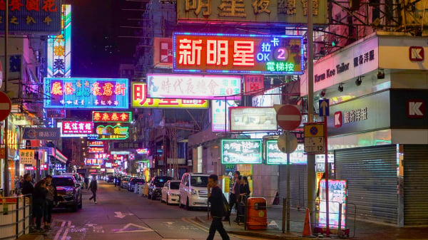 上世纪80至90年代，夜总会在香港大行其道。图为砵兰街的霓虹灯招牌。（图片来源：Wpcpey/Wikipedia/CC-BY 3.0）
