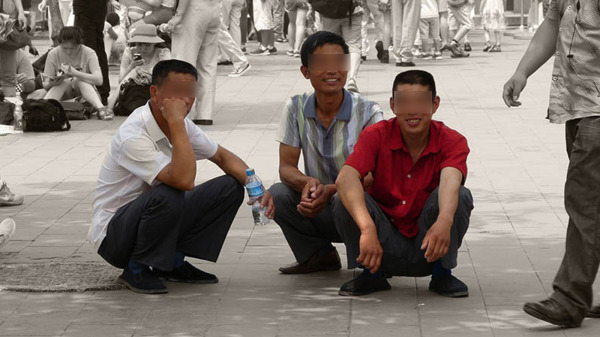 香港人看不慣大陸人周圍蹲，認為是沒有教養的體現。（圖片來源：微博截圖）
