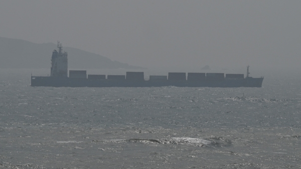 2023 年 4 月 8 日，從中國東南部福建省離台灣最近的平潭島看，一艘船在台灣海峽航行。-中國於 4 月 8 日在台灣周圍展開軍事演習。