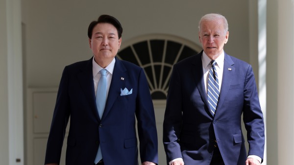 2023年4月26日，美国总统拜登（右）和韩国总统尹锡悦前往白宫椭圆形办公室开会。