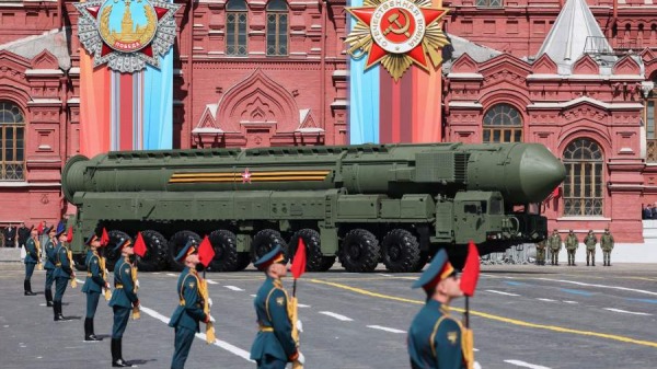 2023年5月9日，在莫斯科市中心举行的胜利日阅兵式上，俄罗斯亚尔斯洲际弹道导弹发射器驶过红场。