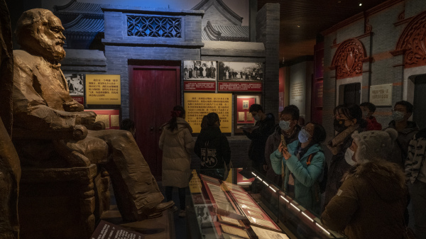 2021年12月16日，人们在中国共产党博物馆参观时观看马克思的雕像。该博物馆于2021年6月正式开放，正值中国共产党成立100周年纪念之年。
