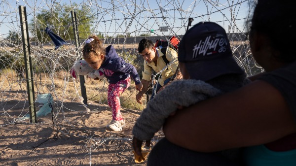 2023 年 5 月 8 日，移民家庭从墨西哥越境进入美国寻求庇护。（John Moore/Getty Image