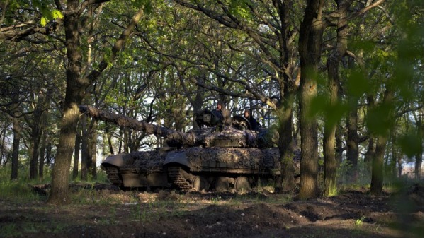 2023年5月7日，在俄罗斯入侵乌克兰期间，亚当战术小组的乌克兰军人从顿涅茨克地区 Bakhmut 镇附近的前线驾驶T-64 坦克。