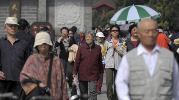 北京天壇公園晨練結束後，當地老年居民離開。造成中國經濟減速的核心原因是勞動力減少和人口老化，而中國的人口危機之所以發展成現在難以收拾的局面，是因為幾十年的人口數據腐敗。