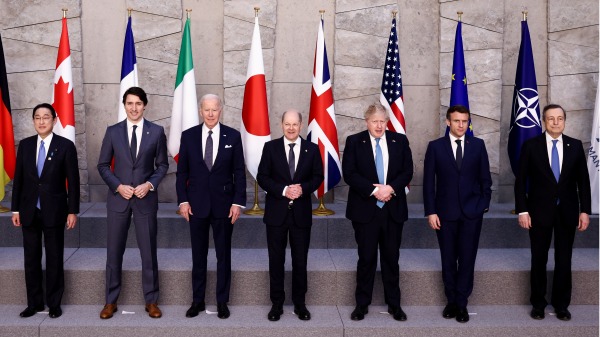 日本首相岸田文雄、加拿大总理贾斯汀特鲁多、美国总统乔拜登、德国总理奥拉夫舒尔茨、英国首相鲍里斯约翰逊、法国总统埃马纽埃尔马克龙和意大利总理马里奥德拉吉为 G7 领导人合影留念&9; 2022 年 3 月 24 日在比利时布鲁塞尔举行的北约布鲁塞尔联盟总部举行的关于俄罗斯入侵乌克兰的北约峰会期间的全家福。