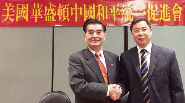 「愛國僑領」梁成運（左）是香港人，曾高調支持中共在港實施《國安法》。（圖片來源：網絡截圖）