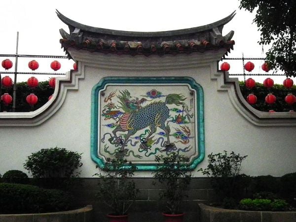 台湾台北新庄的文昌祠影壁，正中有麒麟图案。