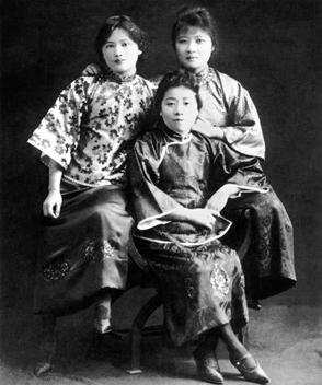 宋氏三姐妹：宋靄齡（中）、宋慶齡（左）、宋美齡（右）