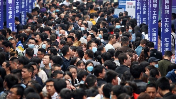 2023年4月11日，人们参加中国西南部城市重庆的招聘会。