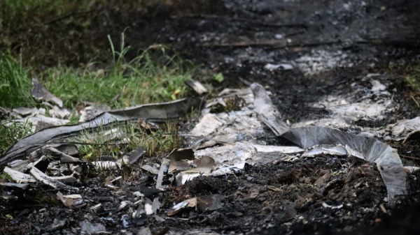 2023 年 5 月 16 日，一枚被击落的俄罗斯导弹碎片躺在乌克兰基辅的地面上