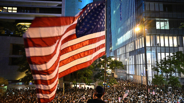 2019年10月14日，一名香港抗争者在集会上挥舞着美国国旗。（图片来源：Getty Images）