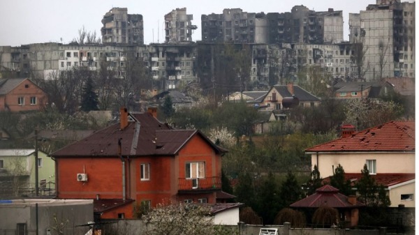 这张照片拍摄于2023年4月23日，在俄罗斯入侵乌克兰期间，顿涅茨克地区前线城市巴赫穆特的居民楼被炮击损坏。