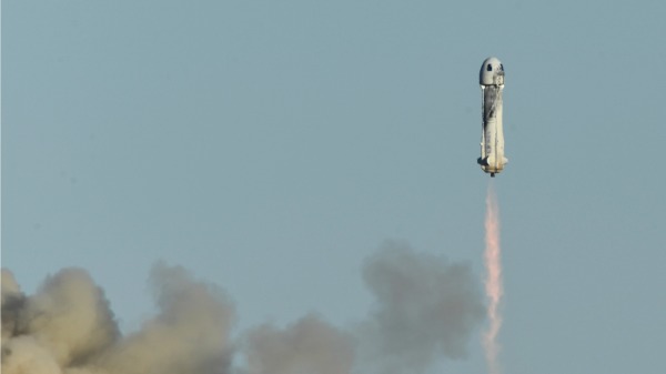 Blue Origin New Shepard 火箭于 2021 年 12 月 11 日在西德克萨斯州范霍恩附近发射升空。- NS-19 任务将美国宇航局著名宇航员艾伦・谢泼德的长女劳拉・谢泼德・丘奇利、电视脱口秀主持人迈克尔・斯特拉汉和付费乘客迪伦・泰勒、埃文・迪克、莱恩・贝丝和卡梅伦・贝丝带入太空（PATRICK T. FALLON/AFP via Getty Images 摄）