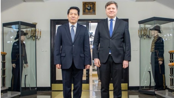 5月19日，波兰副外交部长葛瑞渥在华沙与中国的乌克兰特使李辉会面