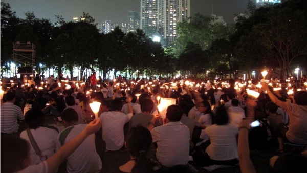 香港维多利亚公园举办的六四烛光晚会