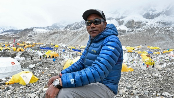 尼泊尔旅游官员称，尼泊尔登山向导凯米・瑞塔・夏尔巴（Kami Rita Sherpa）在一周内完成了2次登顶世界最高峰珠穆朗玛峰（Mount Everest），创下28次登顶珠穆朗玛峰的纪录。