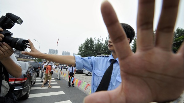 08 年 8 月 13 日，一名中国警察阻止摄影记者拍照，因为他们封锁了一个公园，他们在北京奥林匹克主体育场附近关押了被拘留的亲西藏示威者(