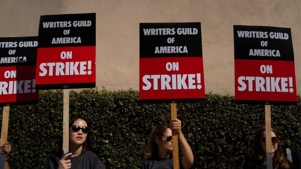 2023年5月2日，WGA在與製片廠和主播就薪酬和工作條件的談判未能達成協議後，超過1.1萬名好萊塢電視和電影編劇開始了15年來的首次罷工。