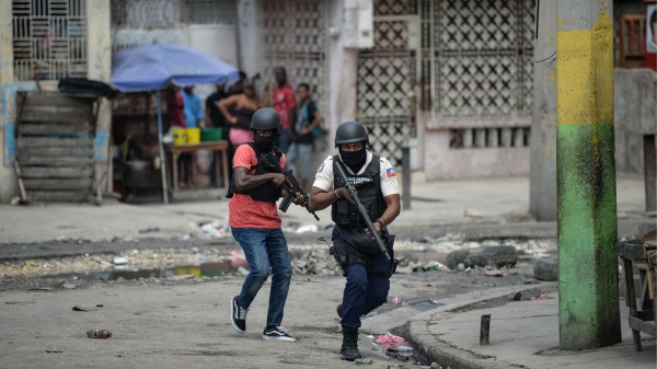 4月25日，海地警察在首都太子港市中心巡邏。