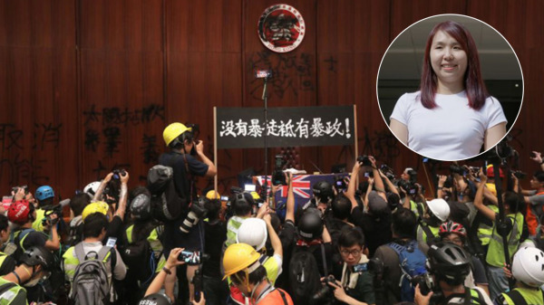 2019年7月1日，香港反送中抗爭者佔領立法會大樓。參與當日抗爭的港大學生會前會長孫曉嵐（小圖）29日表示自己由始至終都沒後悔。（圖片來源：看中國合成）