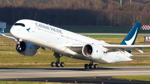 一架國泰A350-900空中巴士從多倫多機場起飛。（圖片來源：BriYYZ/Wikipedia/CC BY-SA 2.0）