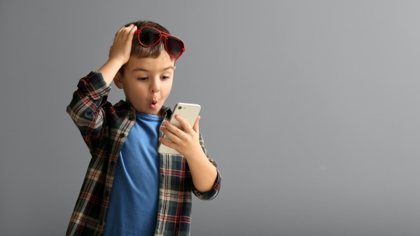 孩子开始接触手机的年龄也越来越小