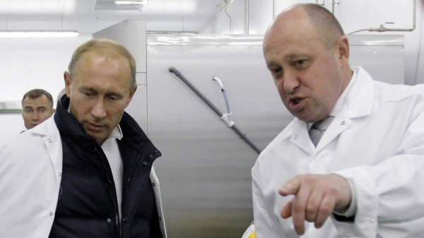 2010年9月20日，商人普里格津( Yevgeny Prigozhin) 向时任俄罗斯总理的弗拉基米尔．普京展示他在圣彼得堡郊外的学校午餐工厂。
