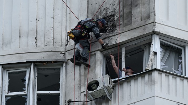 5月30日，在莫斯科发生无人机袭击事件后，紧急救援人员正在检查一栋高层公寓楼受损状况。