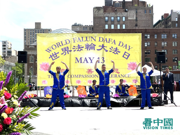 2023年5月7日，纽约地区部分法轮功学员汇聚在曼哈顿联合广场举办庆祝活动