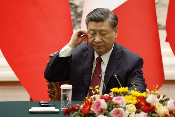 2023年4月6日，中國國家主席習近平在北京出席與法國總統馬克龍（未圖示）的聯合新聞發布會。