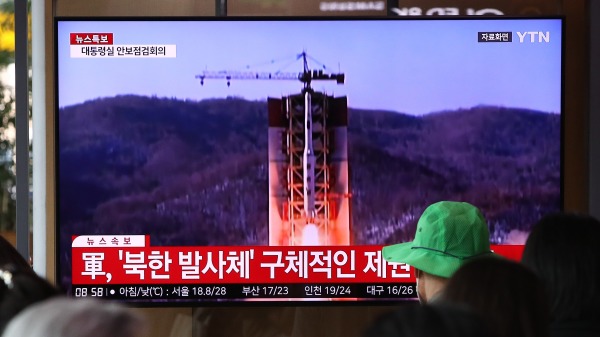 5月31日，朝鮮宣佈使用新型衛星運載火箭「千里馬1號」（Cheollima-1）發射軍事偵察衛星，最終因技術原因失敗。
