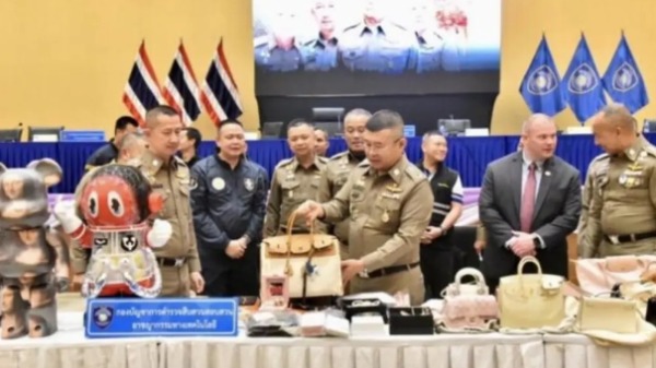泰国警方在抓到加密货币诈骗犯现场查获了现金逾1,500万铢、房产地契、14只暴力熊 （Bearbrick，一款玩具），以及多个国际名牌包。