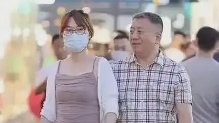 中鐵三局董事長郝剛摟著女子逛成都太古裡又被街拍