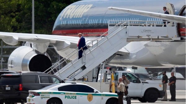 佛羅里達州邁阿密 - 6 月 12 日：共和黨總統候選人、前美國總統川普於2023年6月12日抵達佛羅里達州邁阿密的邁阿密國際機場。川普定於週二在聯邦法院出庭受審。（Octavio Jones/Getty Images）(16:9)