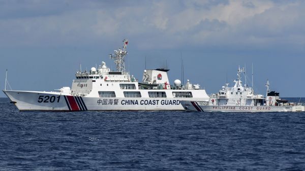 2023年4月23日，菲律賓海岸警衛隊船隻BRP Malapascua(右)在有爭議的南中國海南沙群島仁愛礁遭遇一艘中國海岸警衛隊船隻。